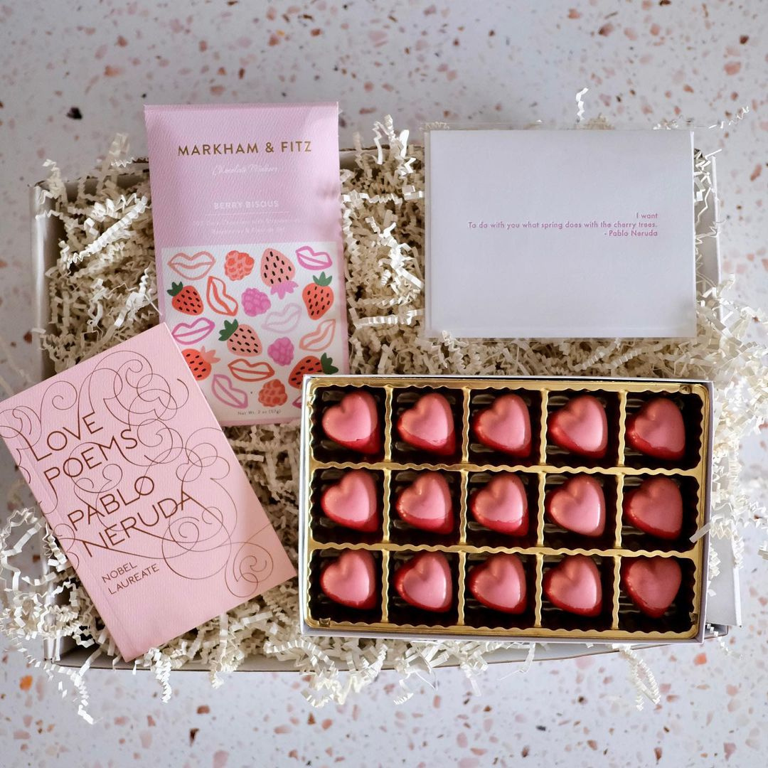 Berry Bisous Dominican Dark Chocolate Bar